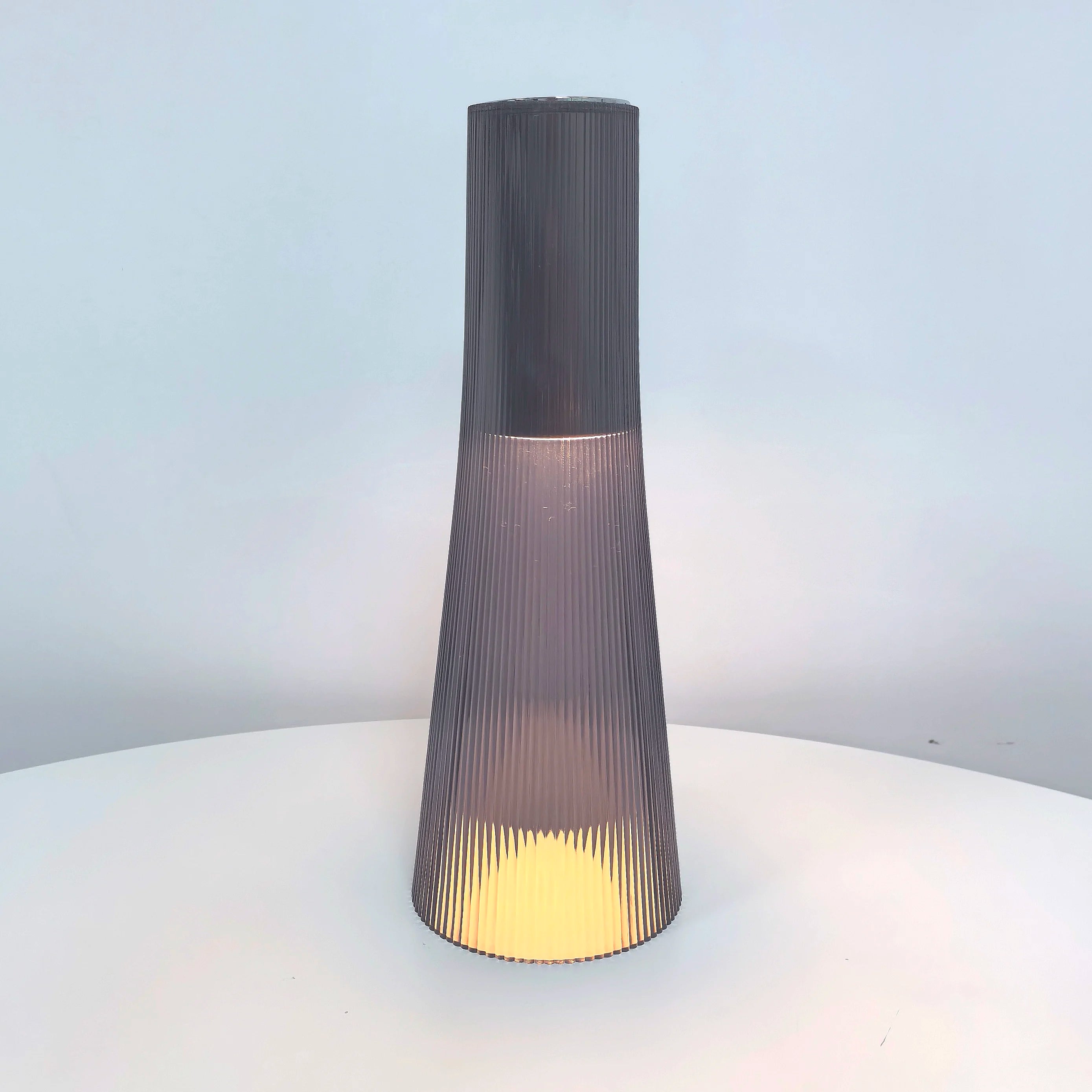 Lampe de Table Cône Rechargeable USB en Acrylique Tacile Réglable