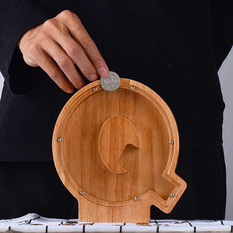 Tirelire en forme de lettre et en bois - Stockmania