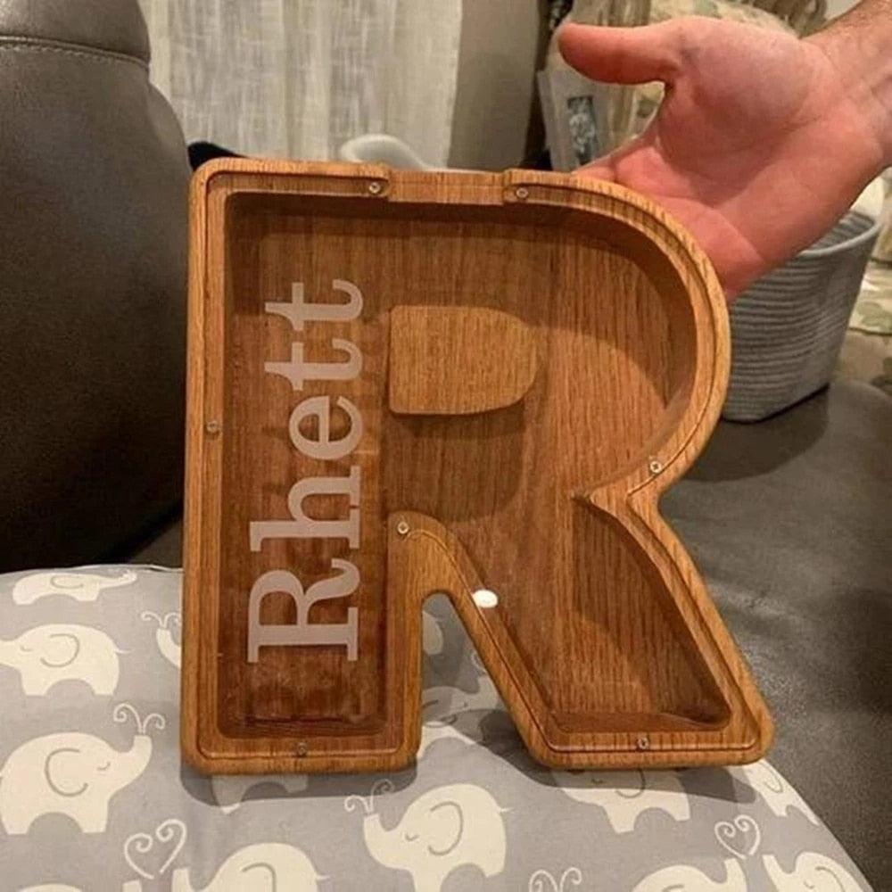 Tirelire en forme de lettre et en bois - Stockmania