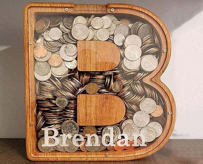 Tirelire en forme de lettre et en bois - Stockmania