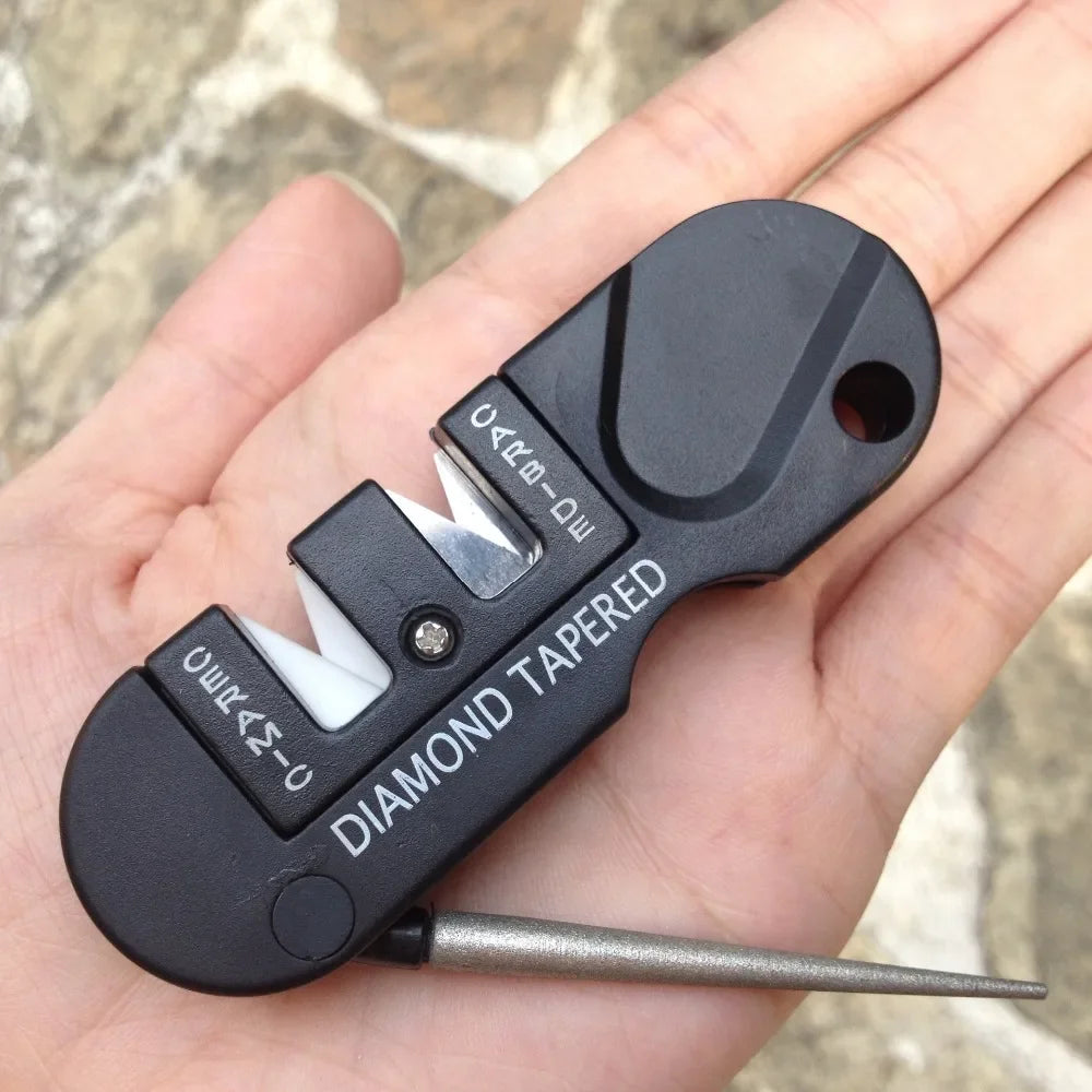 Mini Affûteur de Couteaux 3-en-1 – Aiguiseur Portable en Carbure de Tungstène, Céramique et Diamant pour Camping et Randonnée